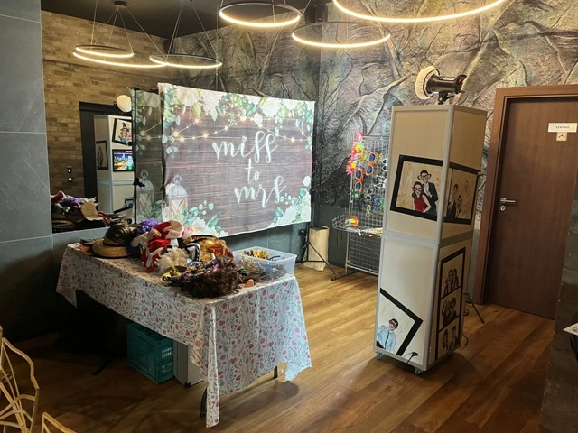 Fotobudka Pstrągowa – elegancka atrakcja weselna z kolorowymi gadżetami i ścianką fotograficzną