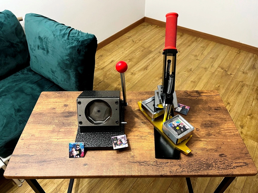 magnesy - atrakcja weselna dla wszystkich gości, prasa do magnesów i wycinarka do zdjęć