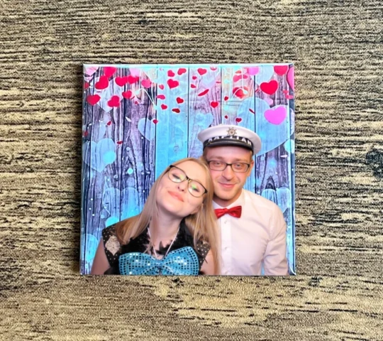 Foto magnesy na wesele Dębica – para pozuje z rekwizytami