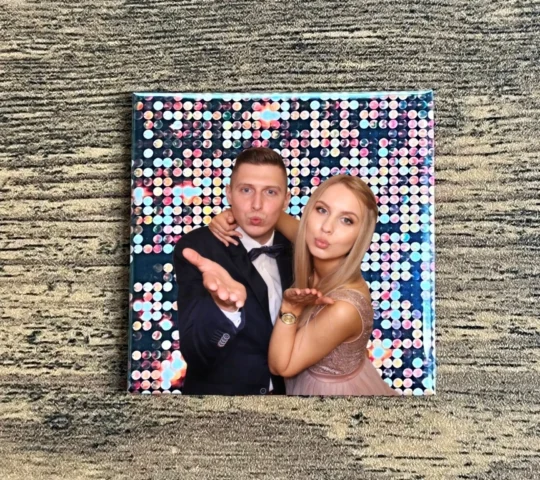 Foto magnesy na wesele Gorlice – zdjęcie pary na tle weselnym