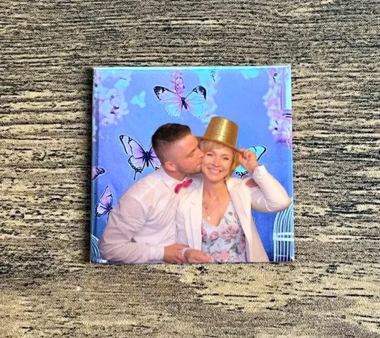 Foto magnesy na wesele Jasło – zdjęcie z kolorowym tłem