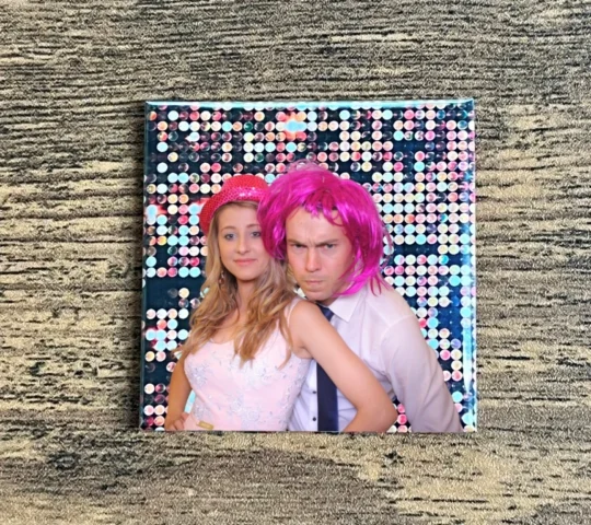 Foto magnesy na wesele Krosno – para z magnesem i uśmiechem