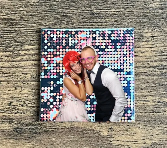 Foto magnesy na wesele Lubaczów – wesoła para z gadżetami