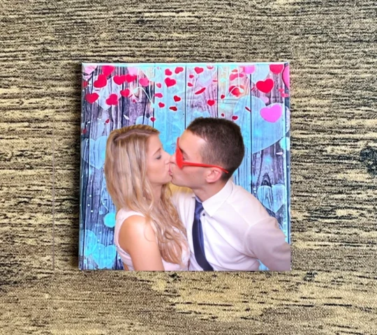 Foto magnesy na wesele Przemyśl – zdjęcie pary na tle weselnym