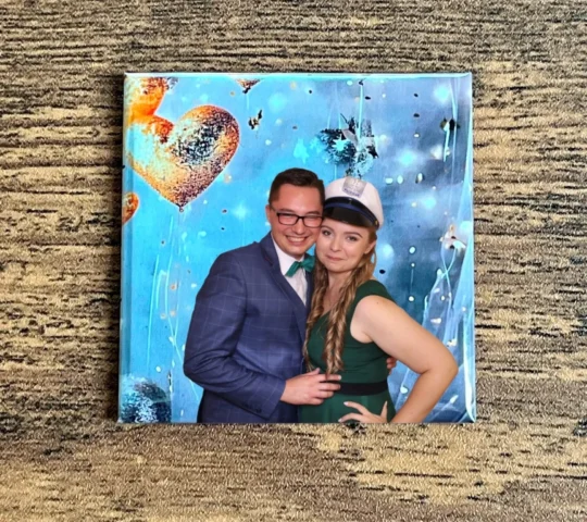 Foto magnesy na wesele Przeworsk – uśmiechnięta para na tle weselnym