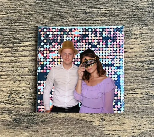 Foto magnesy na wesele Ropczyce – para z uśmiechem na tle kolorowych świateł