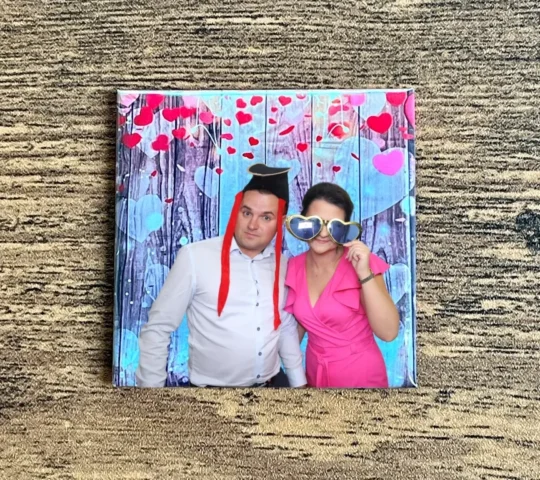 Foto magnesy na wesele Strzyżów – zdjęcie pary na tle dekoracyjnym