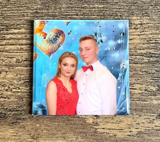 Foto magnesy na wesele Tarnów – uśmiechnięta para, kolorowe tło