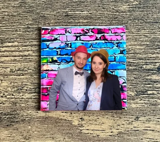 Foto magnesy na wesele Ustrzyki Dolne – para pozuje z uśmiechem