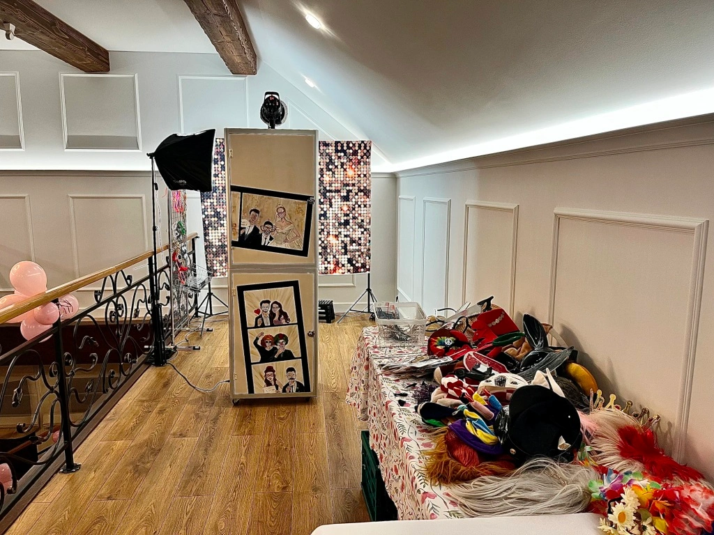 Fotobudka w Hotelu Tadeusz Uszew podczas wesela – goście pozują z zabawnymi rekwizytami