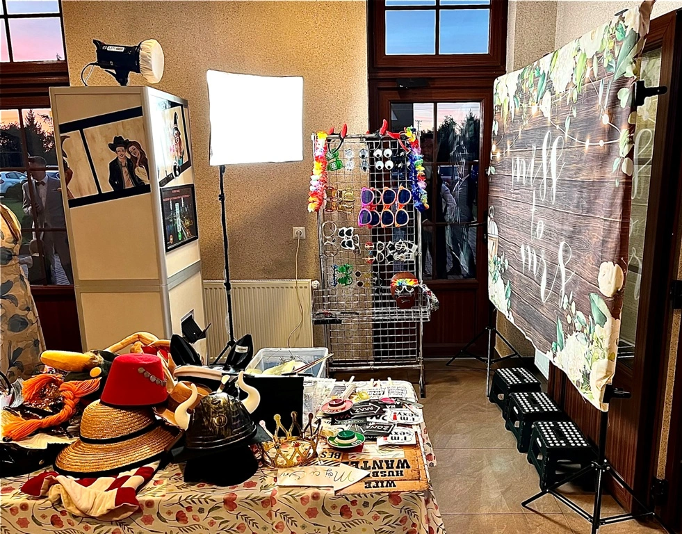 Kącik fotobudki z księgą gości jako atrakcja weselna