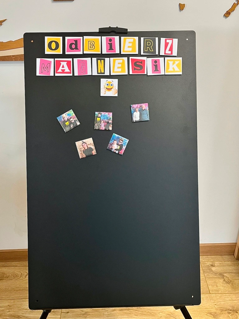 Tablica magnetyczna przy stanowisku do wykonywania fotomagnesów na weselu