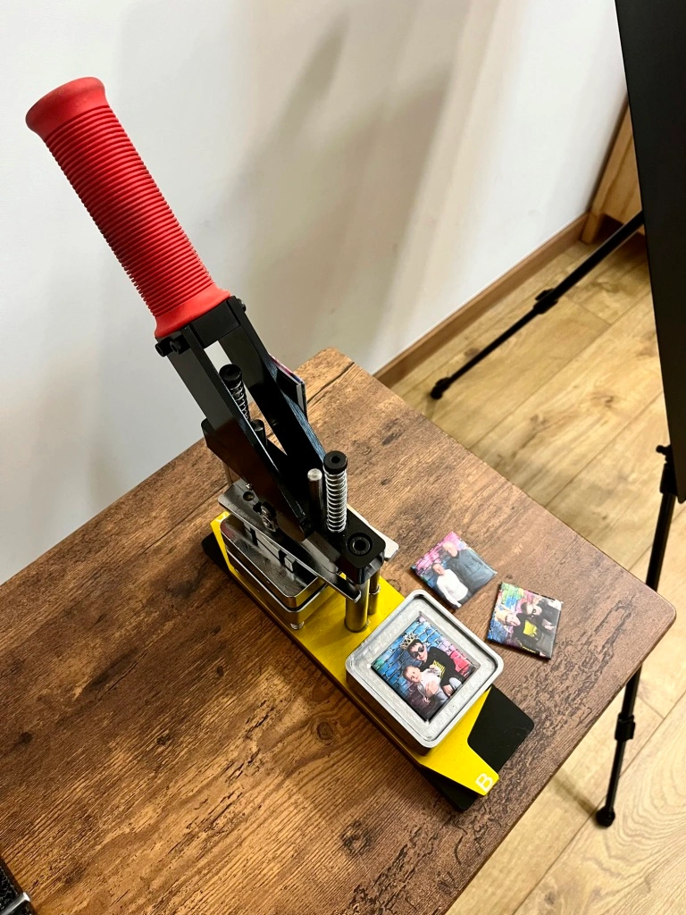 Zaplecze techniczne do wykonywania fotomagnesów na weselu z tablicą i sprzętem