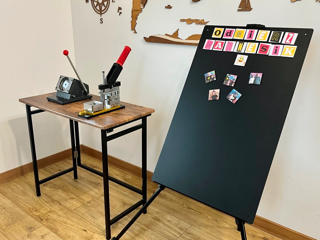 co zamiast fotobudki? Stanowisko do wykonywania fotomagnesów na żywo podczas wesela