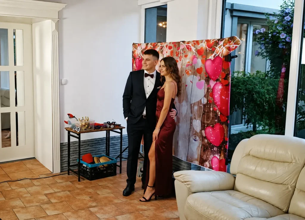 Goście pozujący do fotomagnesów na weselu w Pasjonata Łowisko