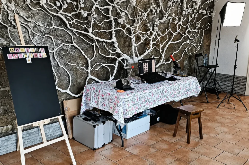 Stanowisko do wykonywania fotomagnesów LIVE na weselu i imprezie okolicznościowej